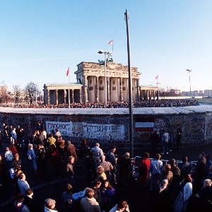 1989-09 • Durant tout le 1er trimestre de mon année de seconde, j'assiste quasiment en direct (par téléphone) aux événements qui président à la chute du mur de Berlin, dont je découvre l'histoire en détails à la télévision. Le point culminant de cet événement est une visite surprise à ma famille en décembre 1989, que je n'ai pas revue depuis 1985 (photo: https://commons.wikimedia.org/wiki/File:BrandenburgerTorDezember1989.jpg). 