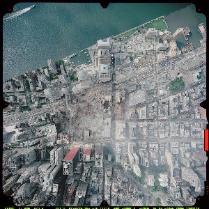 2001-09-11 • Ground Zero: le point zéro de toutes les reconstitutions virtuelles à venir (image: https://en.wikipedia.org/wiki/Ground_zero#/media/File:Wtc-photo.jpg).